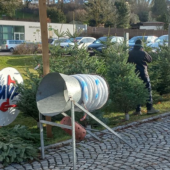 Bild enthält, Path, Car, Vehicle, Person, Road, Walkway, Machine, Wheel, Balloon, License Plate