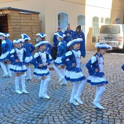 Bild enthält, People, Person, Dancing, Car, Vehicle, Wheel, Face, Shoe, Coat, Skirt