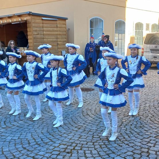 Bild enthält, People, Person, Child, Female, Girl, Car, Handbag, Shelter, Portrait, Costume