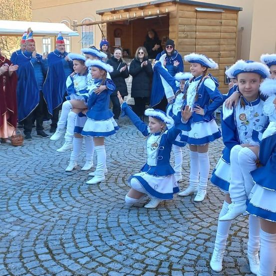 Bild enthält, People, Person, Outdoors, Shelter, Jeans, Pants, Car, Vehicle, Face, Handbag