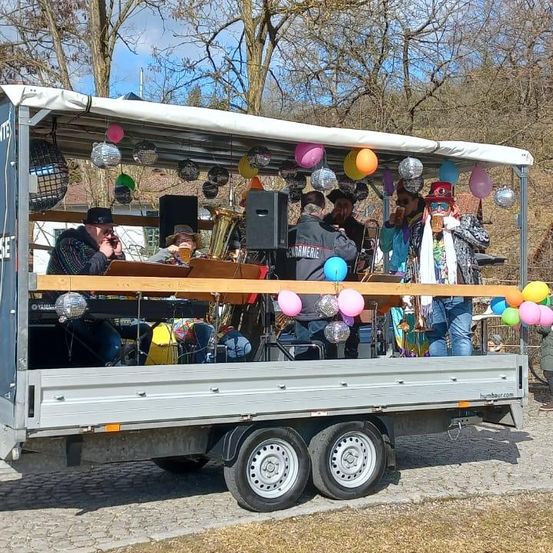 Bild enthält, Transportation, Truck, Vehicle, Person, Food Truck, Machine, Wheel, Moving Van, Van, Bicycle