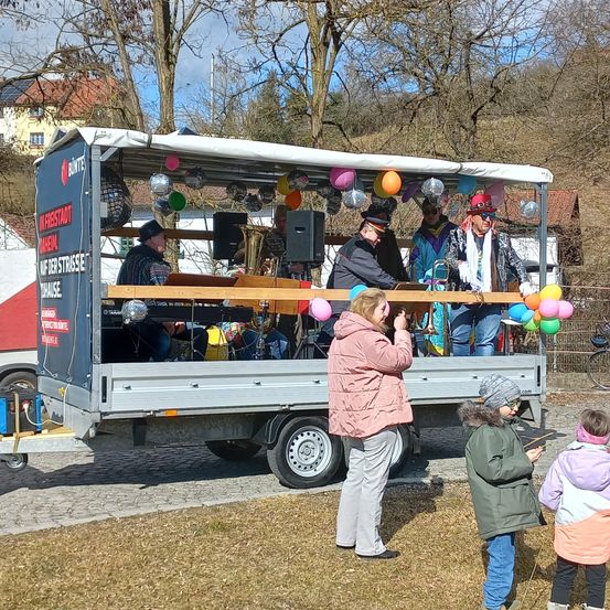 Bild enthält, Transportation, Truck, Vehicle, Person, Bicycle, Machine, Wheel, Food Truck, Coat, Pickup Truck