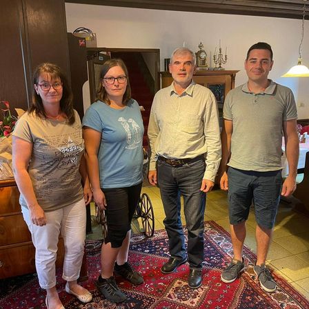 Bild enthält, Pants, Groupshot, Person, Adult, Male, Man, Female, Woman, Jeans, Shorts