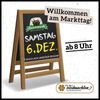 Schwarzes Tafelschild bewirbt Samstagsmarkt bei Bruckmuhle, ab 8 Uhr. Frische Produkte aus der Region.