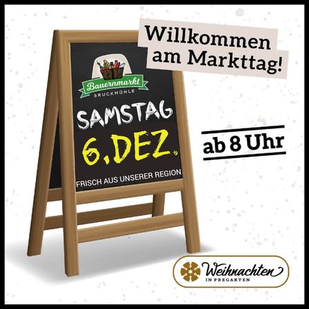 Schwarzes Tafelschild bewirbt Samstagsmarkt bei Bruckmuhle, ab 8 Uhr. Frische Produkte aus der Region.