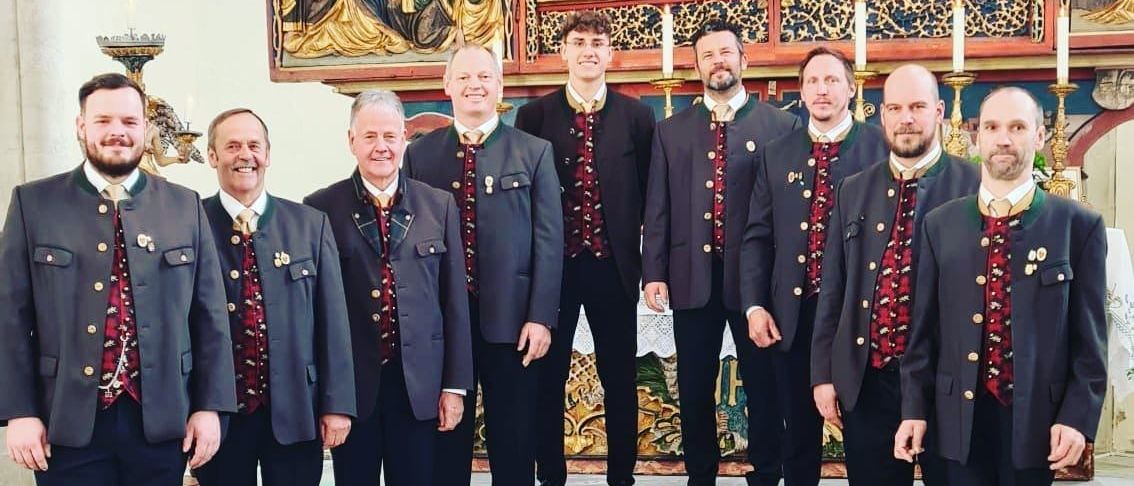 Bild enthält, Officer, Person, Adult, Bride, Female, Woman, Coat, Suit, Military Officer, Groupshot