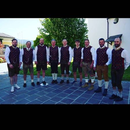 Bild enthält, People, Photography, Portrait, Potted Plant, Pants, Shirt, Shoe, Tree, Tie, Grass