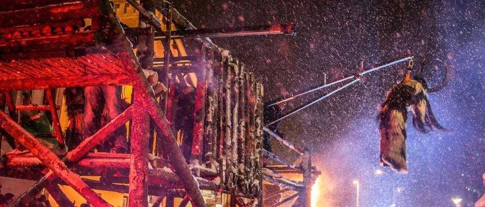 Bild enthält, Concert, Crowd, Person, Adult, Female, Woman, Urban, Lighting, Night, Helmet