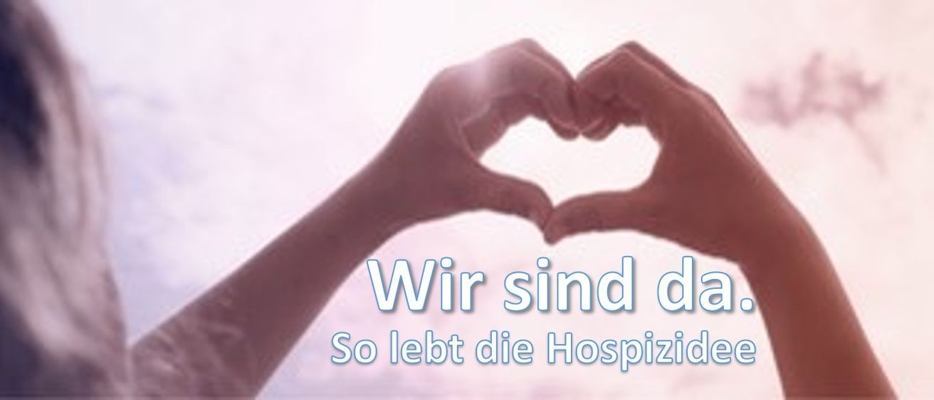 Zwei Hände bilden eine Herzform mit einem sanften rosa Hintergrund und Text in Weiß, der 'Wir sind da' und 'So lebt die Hospiz' sagt.