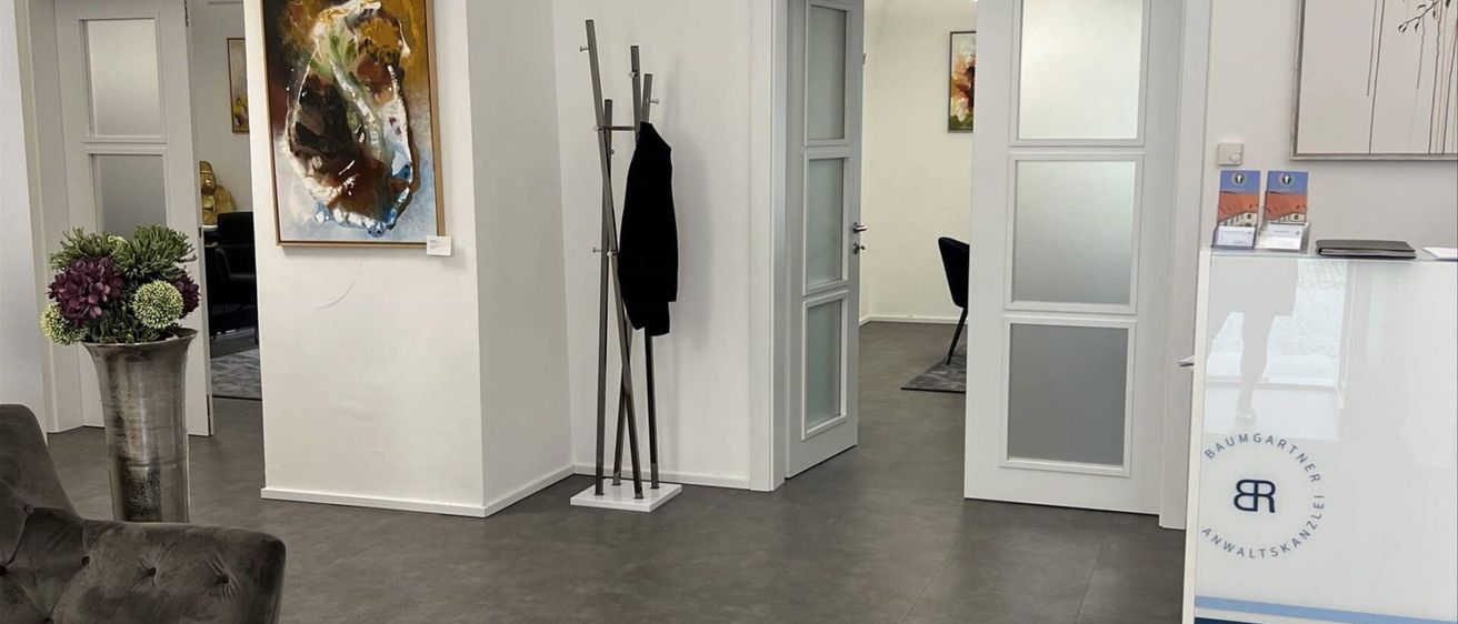 Bild enthält, Floor, Flooring, Indoors, Interior Design, Art, Painting, Couch, Furniture, Building, Foyer