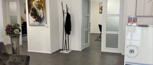 Bild enthält, Floor, Flooring, Indoors, Interior Design, Art, Painting, Couch, Furniture, Building, Foyer