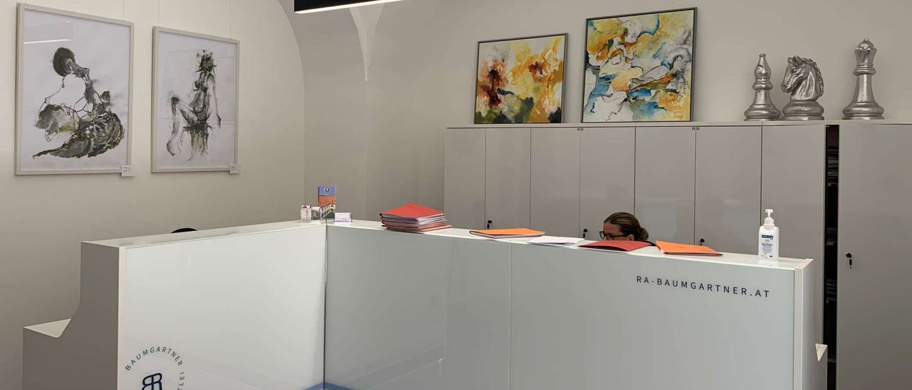 Bild enthält, Furniture, Table, Reception, Painting, Indoors, Desk, Person, Glasses, Face, Clinic