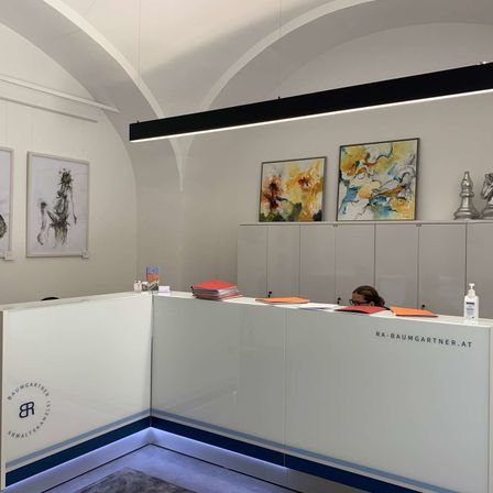 Bild enthält, Furniture, Table, Reception, Art, Painting, Indoors, Person, Desk, Glasses, Clinic