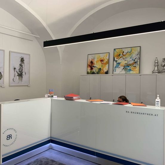 Bild enthält, Furniture, Table, Reception, Art, Painting, Indoors, Person, Desk, Glasses, Clinic