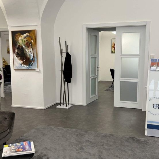 Bild enthält, Floor, Flooring, Indoors, Interior Design, Art, Painting, Couch, Furniture, Building, Foyer