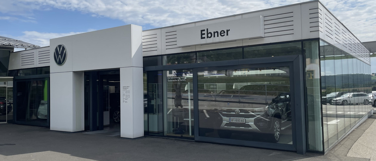 Bild enthält, Car, Car Dealership, Transportation, Vehicle, Machine, Wheel, Architecture, Building, Office Building