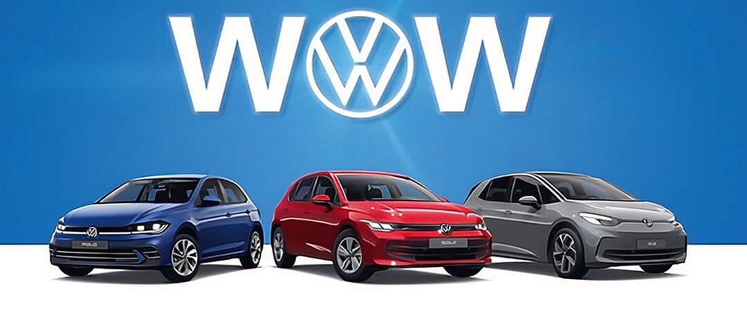 Drei Volkswagen-Autos sind in einer Reihe ausgestellt. Die Autos sind blau, rot und silber. Das Bild zeigt das Volkswagen-Logo in der Mitte. Das VW-Logo ist weiß und von einem weißen Kreis umgeben.