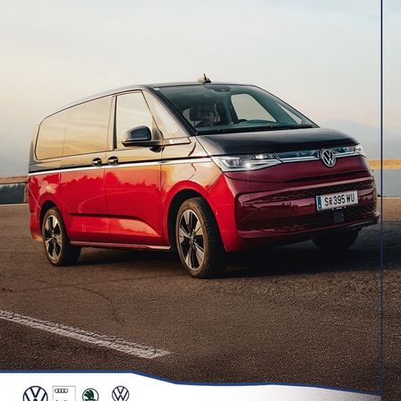 Ein roter Volkswagen-Van mit dem Kennzeichen SE 395 WU steht auf einer Straße. Es ist ein modernes Fahrzeug mit schlankem Design.