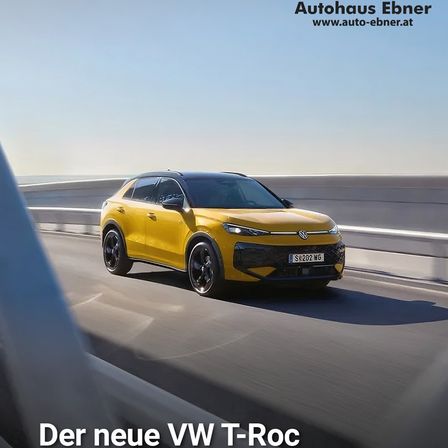 Ein gelber Volkswagen T-Roc SUV fährt auf einer Autobahn, mit blauem Himmel und der Website von Autohaus Ebner oben angezeigt.