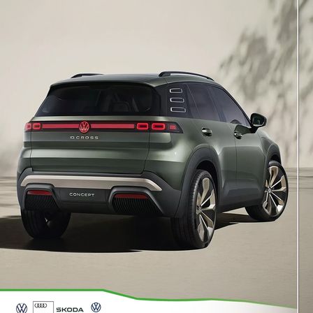 Die Rückseite eines grünen Konzept-SUVs mit rotem LED-Lichtstreifen, beschriftet mit 'ID.CROSS', zeigt moderne Designelemente und die Logos von Volkswagen, Audi und Skoda.