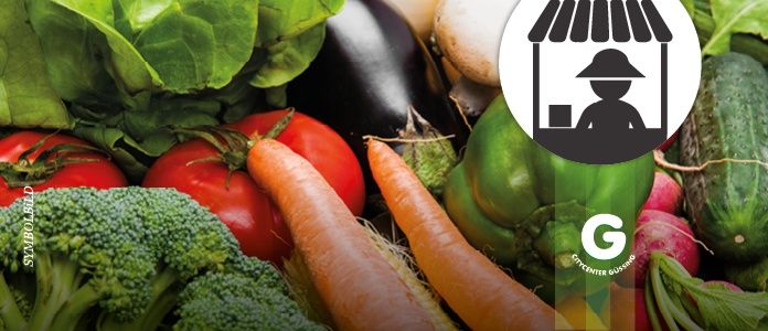 Eine Auswahl an frischem Gemüse wie Tomaten, Brokkoli, Karotten, Auberginen und Paprika mit einem Marktstand-Logo.