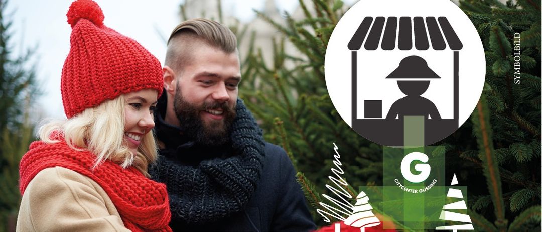 Ein Paar lächelt auf einem Weihnachtsbaummarkt mit einem Baum vor ihnen. Ein Logo auf der rechten Seite des Bildes.