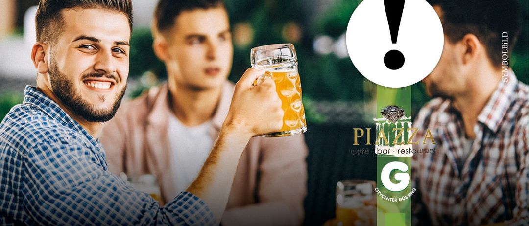 Männer in einem Café stoßen mit Bierkrügen an. Ein verschwommener Mann im Hintergrund. Ein Logo des Piazza Café Bar Restaurants.