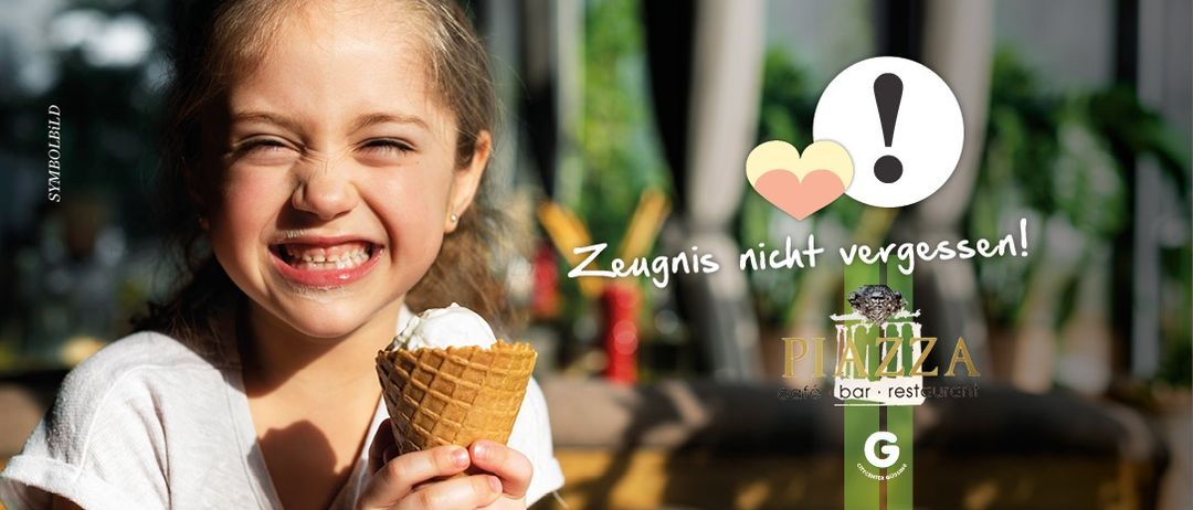 Ein Mädchen hält einen Eisbecher mit einem lächelnden Gesicht. Das Bild sagt 'Zeugnis nicht vergessen'. Es gibt ein Logo für Piazza Cafe Bar und Restaurant.