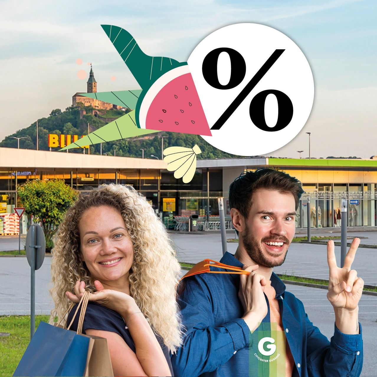 Ein Mann und eine Frau lächeln vor einem Geschäft mit einem %-Zeichen in der Luft. Die Frau hält eine Tasche, und der Mann macht ein Friedenszeichen.