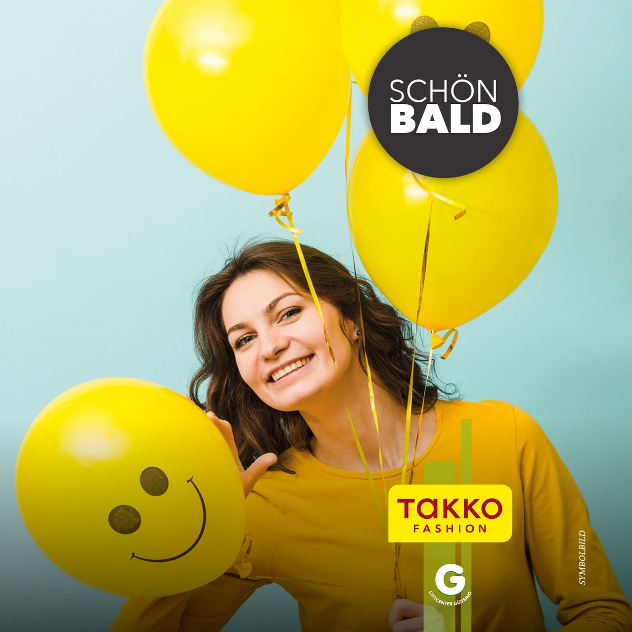 Eine lächelnde Frau hält mehrere gelbe Luftballons, einer mit einem Lächeln, vor einem hellblauen Hintergrund. Die Ballons sind mit gelben Bändern zusammengebunden. Die Frau trägt ein gelbes Shirt mit dem Wort 'Takko' und einem Logo. Der Text 'Schön Bald' steht auf einem schwarzen Kreis.
