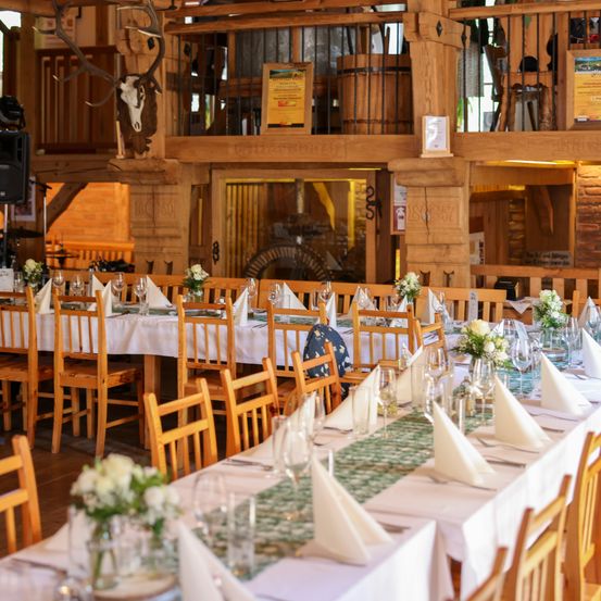 Bild enthält, Wood, Floor, Flooring, Indoors, Interior Design, Hardwood, Dining Table, Restaurant, Chair, Plywood