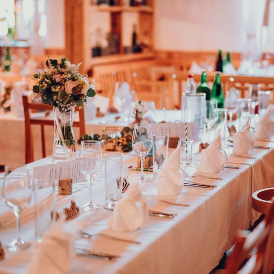 Bild enthält, Indoors, Flower, Flower Arrangement, Flower Bouquet, Table, Dining Table, Hall, Cup, Tabletop, Fun