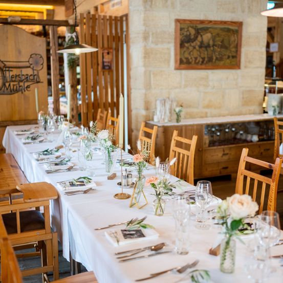 Bild enthält, Dining Table, Table, Wood, Dining Room, Indoors, Plywood, Restaurant, Flooring, Fork, Hardwood