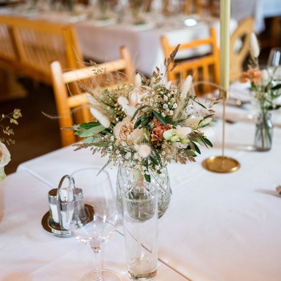 Bild enthält, Flower, Flower Arrangement, Flower Bouquet, Dining Table, Furniture, Table, Glass, Tabletop, Rose, Fork