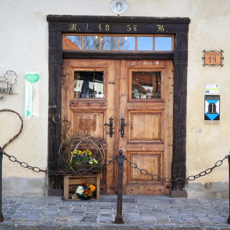 Auf der Aufnahme wird die historische Eingangstüre der Ottersbachmühle abgebildet