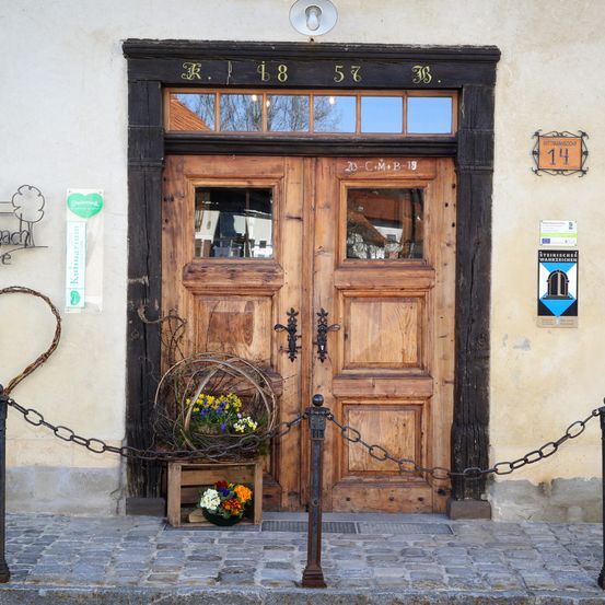 Auf der Aufnahme wird die historische Eingangstüre der Ottersbachmühle abgebildet