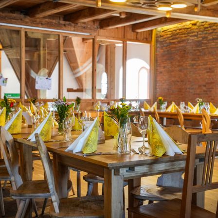 Nahaufnahme zeigt den Seminarraum in der Ottersbachmühle