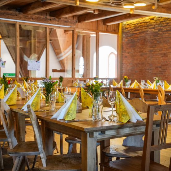 Nahaufnahme zeigt den Seminarraum in der Ottersbachmühle