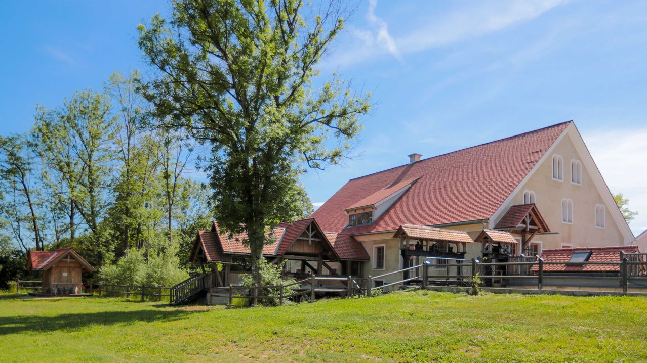 Bild enthält, Outdoors, Shelter, Nature, Housing, Countryside, Rural, House, Suburb, Grass, Cottage