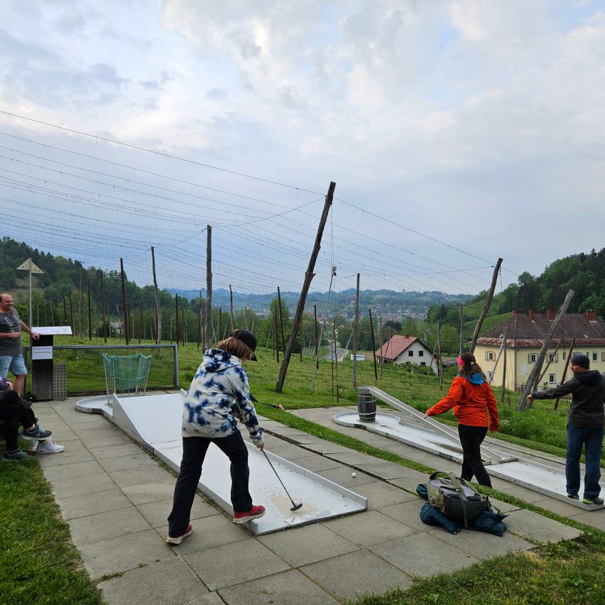 Bild enthält, Grass, Shoe, Neighborhood, Glove, Person, Adult, Male, Man, Female, Woman