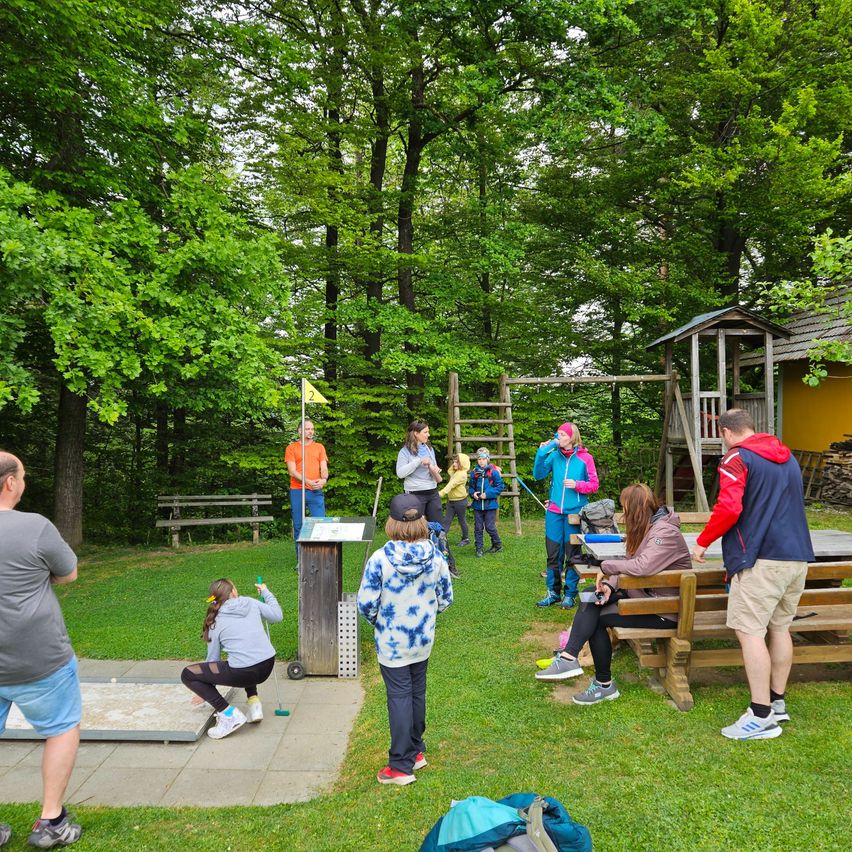 Bild enthält, Grass, Park, Shoe, Shorts, Person, Adult, Male, Man, Bench, People