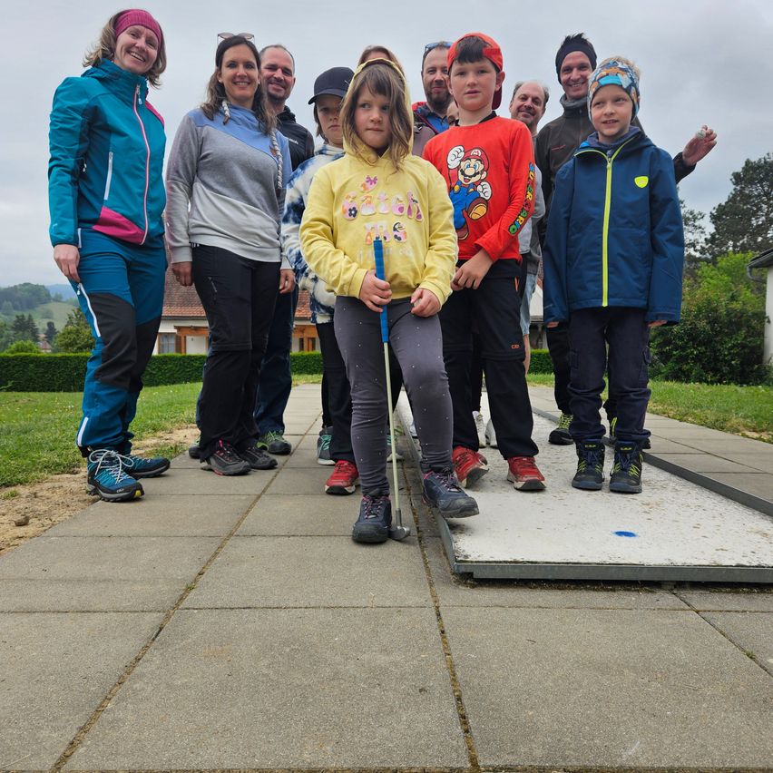 Bild enthält, Pants, Path, Coat, People, Walkway, Shoe, Jacket, Walking, Jeans, Hat