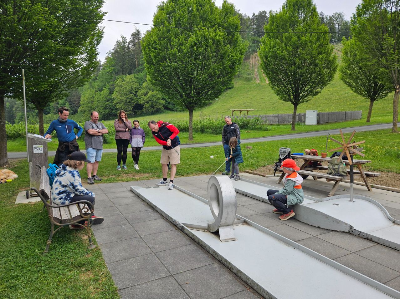 Bild enthält, Grass, Outdoors, Park, Shoe, Person, Hat, Child, Female, Girl, Play Area