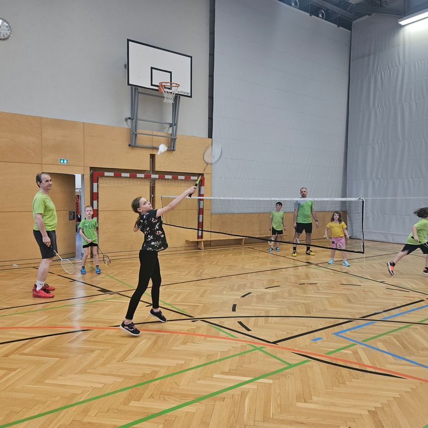 Bild enthält, Shoe, Volleyball, Volleyball Game, Person, Tennis Racket, Badminton, Glasses, Lamp