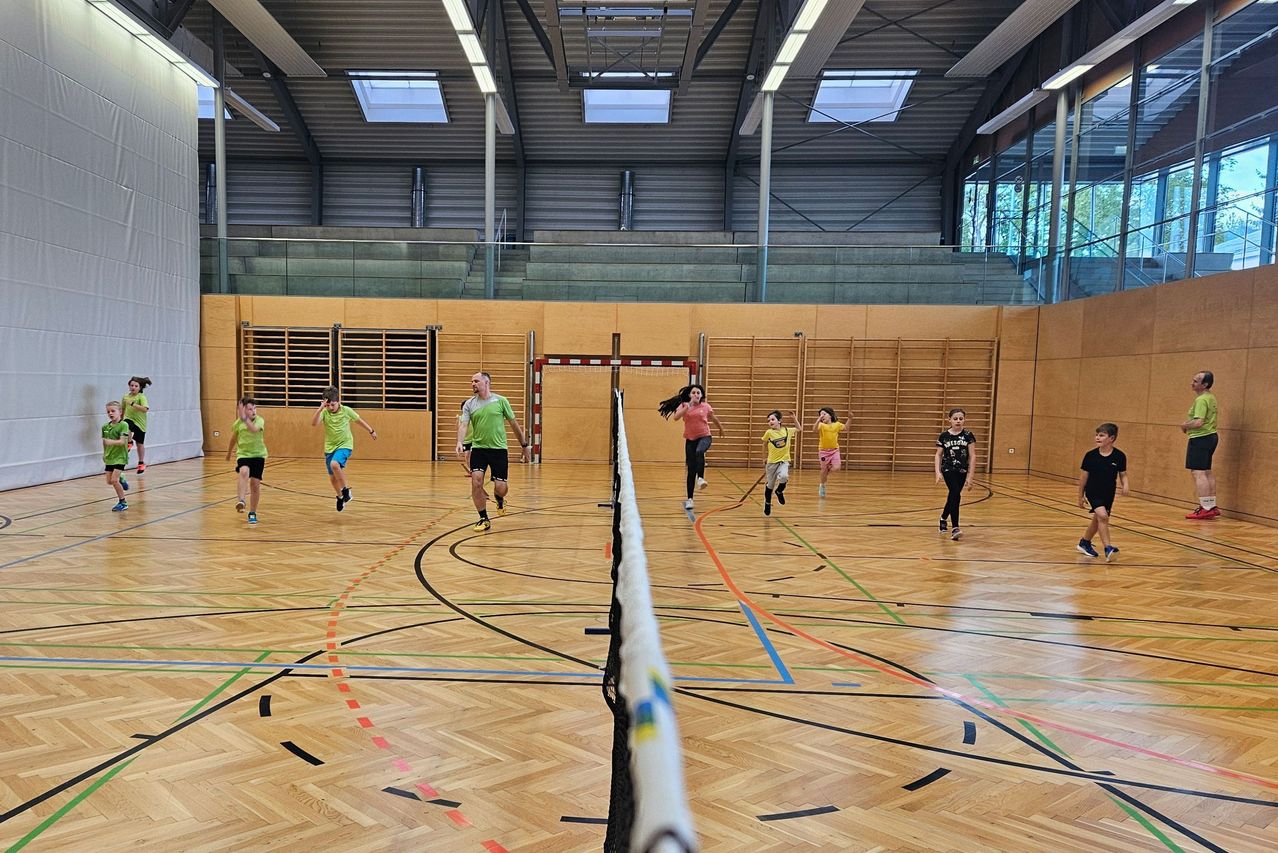 Bild enthält, Sport, Volleyball, Volleyball Game, Clothing, Footwear, Shoe, Person, Hat