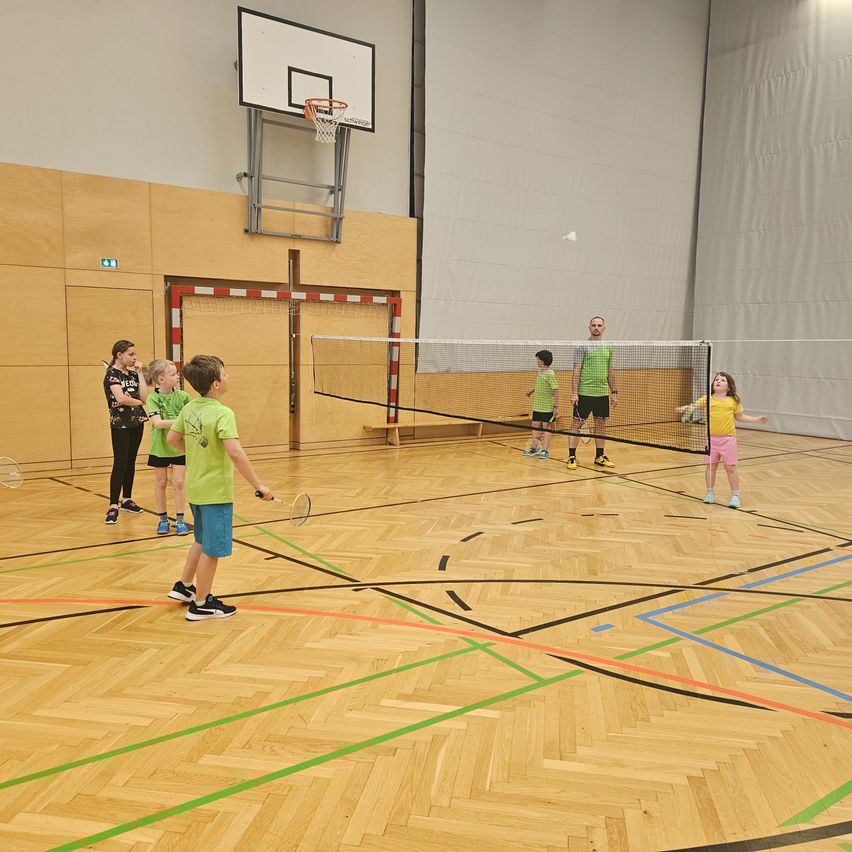 Bild enthält, Volleyball, Volleyball Game, Person, Shoe, Tennis Racket, Glasses