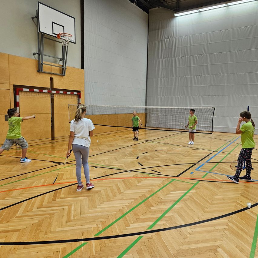 Bild enthält, Boy, Child, Male, Person, Sport, Volleyball, Volleyball Game, Footwear, Shoe, Badminton
