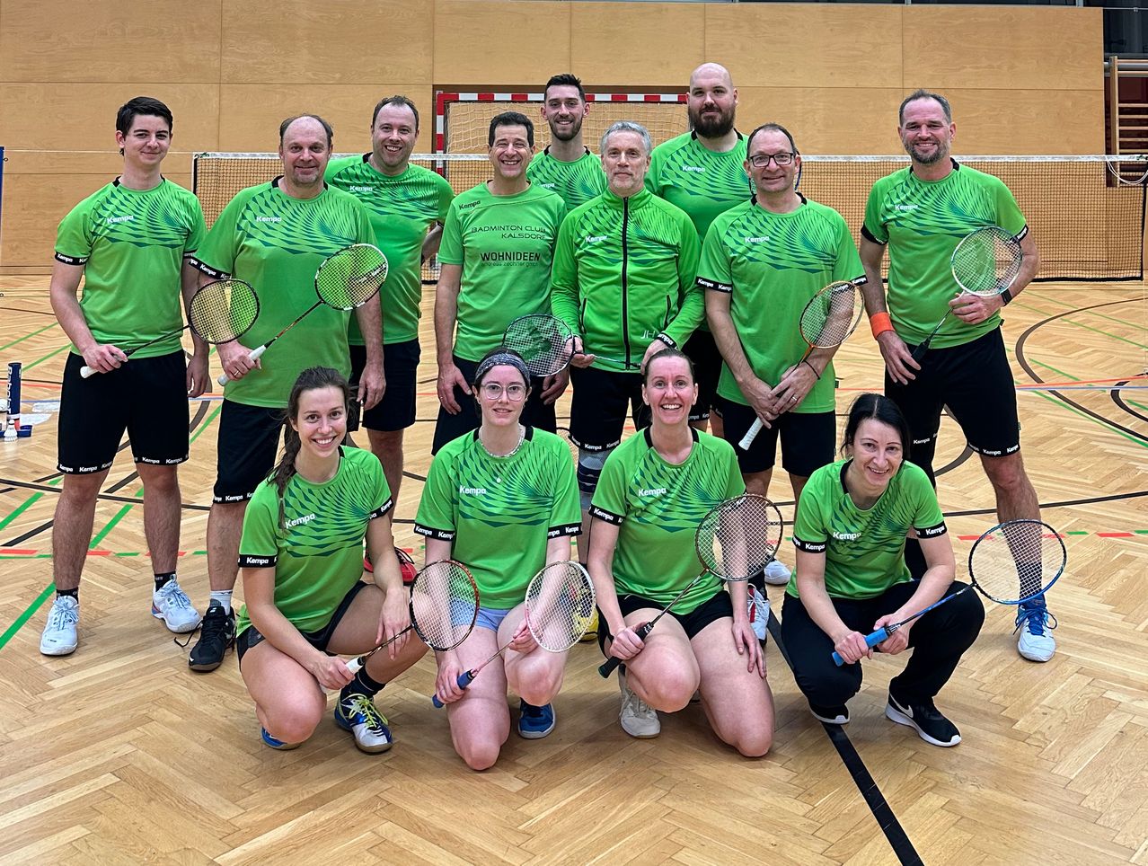 Bild enthält, People, Person, Groupshot, Adult, Female, Woman, Male, Man, Tennis Racket, Shorts