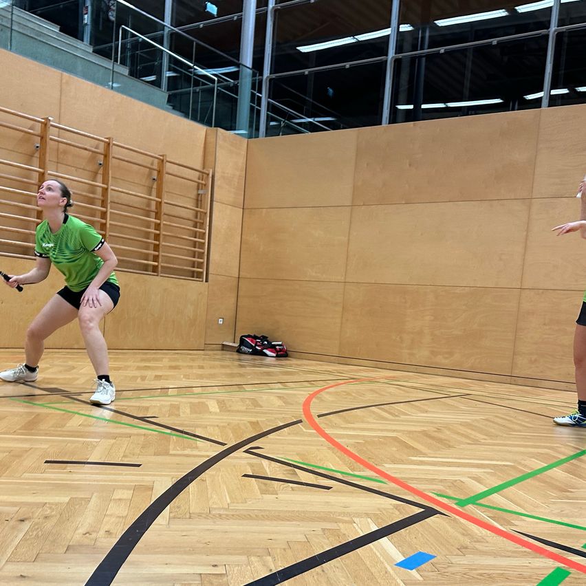 Bild enthält, Badminton, Person, Sport, Clothing, Shorts, Volleyball, Volleyball Game, Sword, Shoe, Tennis Racket