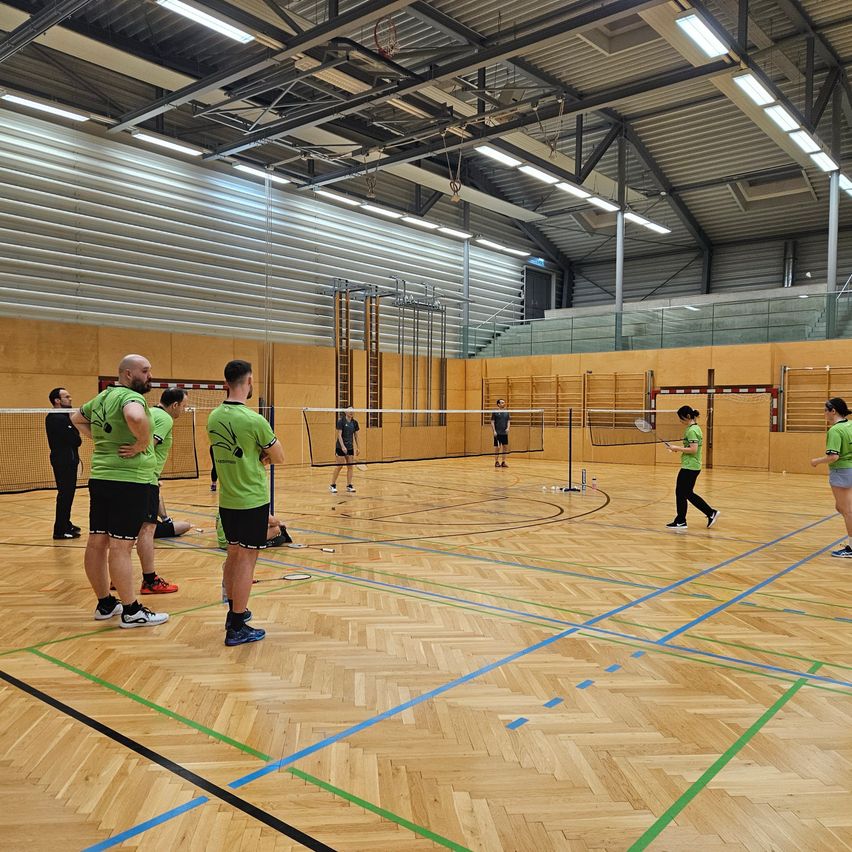 Bild enthält, Sport, Volleyball, Volleyball Game, Person, Architecture, Building, Footwear, Shoe, Badminton, Shorts